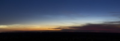 NLC's um 03:03 MESZ, Helligkeit 3,  Sonnendepression bei 12,6°, Standort bei Lübbecke. (70mm, Kleinbild, Panorama aus drei Aufnahmen)