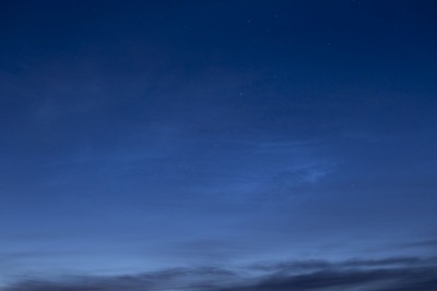 NLC's um 03:33 MESZ, Helligkeit 2, Sonnendepression bei 10,5°, Standort bei Lübbecke. (70mm, Kleinbild)