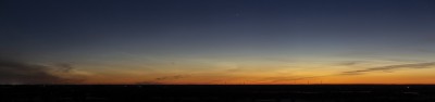 03:01 MESZ - Helligkeit 1 - Sonnenstand bei -12,6° (5x 94mm, Kleinbild; Panorama + Zuschnitt)
