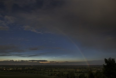 k-23490506062020.jpg (74.93 KiB) 7186 mal betrachtet Leuchtende Nachtwolken und ein Mondregenbogen - 23:49 MESZ, Sonnenstand bei -12,2°, Höhe von Vollmond (99,8%) bei 11,8° (24mm, Kleinbild)