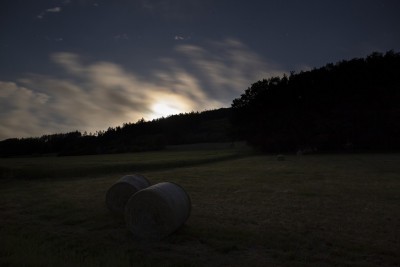 Höhersteigender Vollmond am 06.06.2020 - 00:01 MESZ (24mm, Kleinbild)