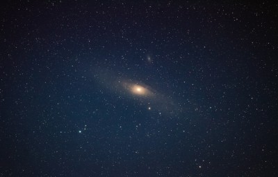 So gut war die Sicht, dass noch vor Mitternacht einige halbwegs klare Bilder von M31 möglich waren (14*50s). Wie die Bedingungen momentan zur dunkelsten Stunde sind, sieht man auf dem nächsten Bild, Andromeda ist unten links..