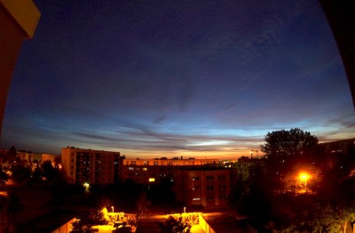 Rostock, 00:43 UT, Ausschnitt aus f 12 mm Fisheye Freihand gehalten, Kontrast gesteigert, li. Rand etwa 320 / re. etwa 050