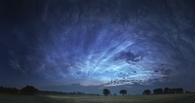 nlcpanorama16170620202257-meteoros.jpg (157.43 KiB) 23086 mal betrachtet 16.06.2020, 22:57 MESZ - Sonnenstand bei -7,8° - Helligkeit 4 - Standort: bei Sachsenhagen (180°-Panorama: 13 Hochformat-Aufnahmen @ 24mm, Kleinbild)