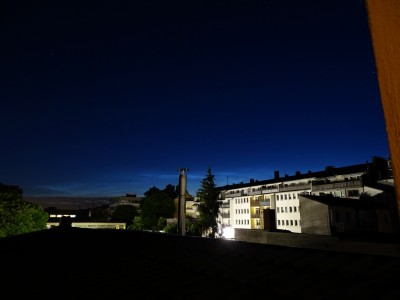 Leuchtende Nachtwolken über der Bonner Südstadt, aufgenommen am 19.06.2020 um 03:32 MESZ. Azimut des Displays 332 - 26°, Höhe 10°, Helligkeit 3, Sonnendepression 11.3°.