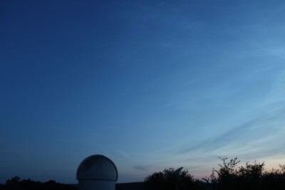 04:05 MESZ<br />Sonne bei -8.2° Höhe, daher können das keine Zirren sein. Die Strukturen im oberen Bildbereich bewegen sich auch nach links, also grob in Richtung WSW.