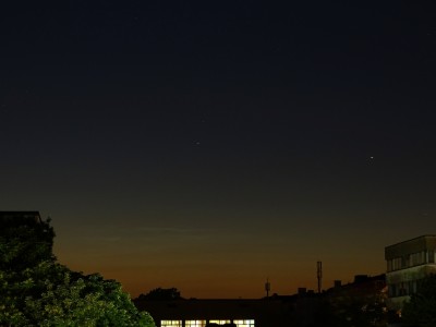 Leuchtende Nachtwolken über der Bonner Südstadt, aufgenommen am 20.06.2020 um 23:47 MESZ. Azimut des Displays 336 - 346°, Höhe 4°, Helligkeit 1, Sonnendepression 12.0°.