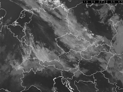 Abb. 2: Satellitenbild (Infrarot) von NOAA 19 vom 19.06.2020, 07.47 MESZ.<br />Bildquelle: Czech Hydrometeorological Institute, lizenziert unter https://creativecommons.org/licenses/by-nc-nd/3.0/cz/deed.de