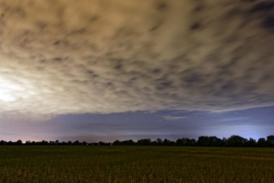 Haar 22.06.2020 23:37 Uhr MESZ 35mm KB<br />Links Streulicht von München, rechts der Flughafen München. NLC nur horozontnah in der Bildmitte.