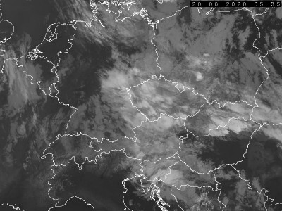Abb. 2: Satellitenbild (Infrarot) von NOAA 19 vom 20.06.2020, 07.35 MESZ.<br />Bildquelle: Czech Hydrometeorological Institute, lizenziert unter https://creativecommons.org/licenses/by-nc-nd/3.0/cz/deed.de