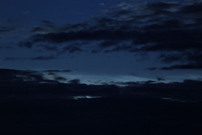 01:24 MESZ - Oberkante der NLCs in einer Wolkenlücke - Sonnenstand bei -12,4° (200mm, Kleinbild)