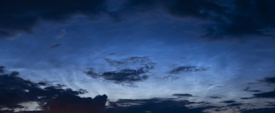 02:36 MESZ - sehr auffällige NLCs bei Helligkeit 4 - Sonnenstand bei -10,4° (Panorama aus drei Aufnahme je 70mm, Kleinbild)