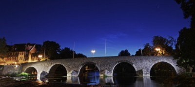 Zum Morgensektor fuhr ich zunächst auf einen Aussichtspunkt, aber wegen Horizontnaher Wolken binn ich dann doch in die Stadt und habe an der alten Lahnbrücke auf ein ähnlich helles Ereignis spekuliert. Kam leider nicht ganz. Im Nachhinein war der NO-Horizont (geradeaus) wolkenfrei, da hätte ich auch auf C/2020 F3 gehen können...<br /><br />HDR-Aufnahme, 03:46