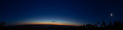 03:43 MESZ - Himmelspanorama mit NLCs unter dem Großen Wagen, Komet C/2020 F3 (NEOWISE), aufgehender Venus (+Aldebaran), Plejaden und Mond mit Mars - Sonnenstand bei -10,4° (Panorama aus fünf Aufnahmen je 24mm, Kleinbild)