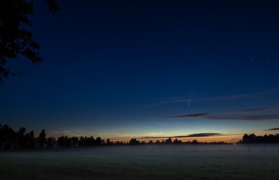 03:20 MESZ - NLC-Display bis Helligkeit 2 + Komet C/2020 F3 (NEOWISE), Sonnenstand bei -12,2° (24mm, Kleinbild, minimal zugeschnitten)