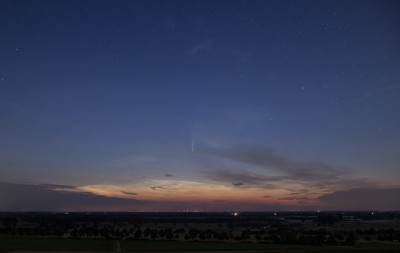 03:11 MESZ - NLC-Display bis Helligkeit 2 + Komet C/2020 F3 (NEOWISE), Sonnenstand bei -12,9° (24mm, Kleinbild, ein wenig zugeschnitten)