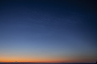 22:41 MESZ - Hohes NLC-Feld bis Helligkeit 2 (Feld1), Sonnenstand bei -6,9° (24mm, APS-C, Urheber: Finn Englich)