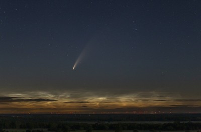 01:48 MESZ - NLCs rund um die lokale Mitternacht bei Helligkeit 3 (Feld2), Sonnenstand bei -15,5° (84mm, Kleinbild)