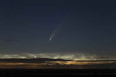 02:04 MESZ - NLCs bei Helligkeit 4 (Feld2), Sonnenstand bei -15,3° (87mm, Kleinbild)