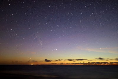 0:00 UTC, Neowise mit Airglow, 20mm, f1.4, 8sek, 3.200 iso; Sättigung erhöht