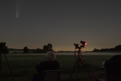 Beobachtung von C/2020 F3 (NEOWISE) - 01:03 MESZ - Stimmungsbild (24mm, APS-C) // EDIT: In der Nachbetrachtung ist mir der NLC-Zipfel zwischen der Vegetation, tief am Horizont - nahezu Bildmitte, aufgefallen. :-) &quot;Sie&quot; waren also schon deutlich eher da.