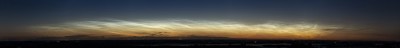 03:17 MESZ - NLCs bei Helligkeit 4, Sonnenstand bei -13,7° (schnelles Panorama aus 10 Aufnahmen bei je 113mm, Kleinbild + zugeschnitten)