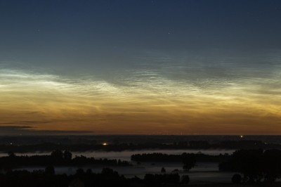 03:22 MESZ - NLCs bei Helligkeit 4, Sonnenstand bei -13,4° (HDR aus zwei Aufnahmen, 140mm, Kleinbild)