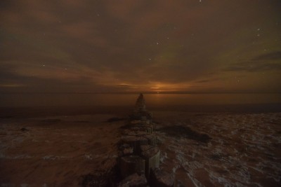 01:08 MESZ rotes Glimmen links in Wolkenlücken