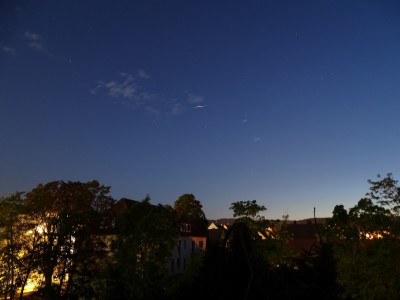 DSC03499k.jpg (633.17 KiB) 10844 mal betrachtet Flare von Iridium 55 am 01.07.2015 um 23:14:32 MESZ; Helligkeit -6.7 mag. Aufgenommen in Oberursel mit einer Sony DSC-HX400V, Belichtungszeit 30s bei Blende 2.8 und ISO 100, Brennweite 24mm (Kleinbild).