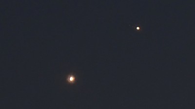 Bildausschnitt in Originalgröße. 3 Jupitermonde sind erkennbar.