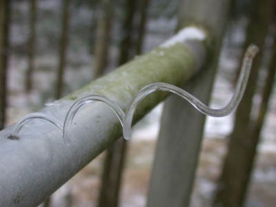 &quot;Eiswiurm&quot;, an einem Gerüstturm eingedrungenes Wasser trii aus einem kleinen Loch aus und gefriert sofrt