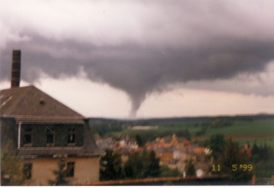 19990511_2059.jpg (184.09 KiB) 8570 mal betrachtet ein fast Tornado in der Nähe des Osterzgezgebirges - meine erste und bislang einzige Sichtung