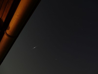 DSC03641k.jpg (395.2 KiB) 9760 mal betrachtet Flare von Iridium 34 am 03.07.2015 um 00:34:40 MESZ; Helligkeit -7.7 mag. Aufgenommen in Oberursel mit einer Sony DSC-HX400V, Belichtungszeit 30s bei Blende 2.8 und ISO 100, Brennweite 24mm (Kleinbild).