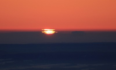 Hier erscheint die "wahre" Sonne am Horizont