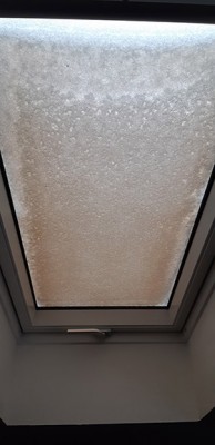 Saharastaub auf dem Dachfenster 07022021.jpg