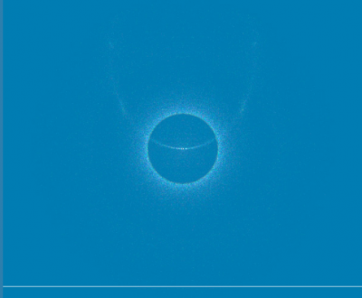 Abb.2 Bei einer Sonnenhöhe von 57.5° verschwindet die normale Nebensonne und es erscheint die &quot;mutierte&quot; Nebensonne (Simulation: AKM)