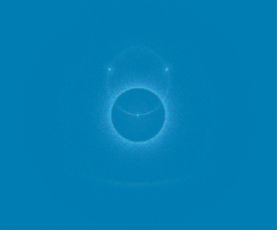 Abb.3 Hell leuchtende &quot;mutierte&quot; Nebensonnen bei einer Sonnenhöhe von 67.5° (keine 120°-Nebensonnen!) (Simulation: AKM)