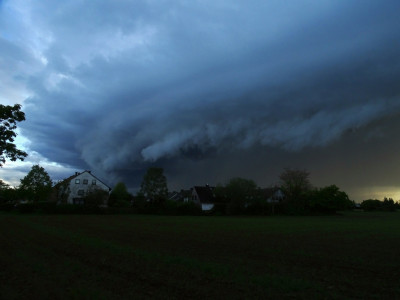 Schauerzelle mit Shelf Cloud am 16.05.2021 um 19:21 MESZ über Bonn-Vilich-Müldorf. Mit Durchzug der Cloud frischte der Wind auf, es folgte ein kurzer, recht kräftiger Regenschauer. Kein Blitz, kein Donner.