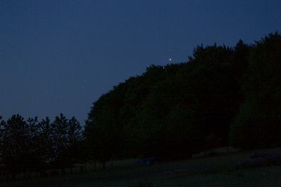 22.05.2021, 03:42 MESZ: Jupiter mit Anhang leuchtet auffällig am SO-Himmel, die Vegetation dazu im &quot;Maigrün&quot; der Morgendämmerung