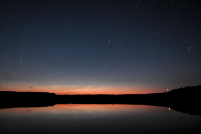 2020_07_18M_0254MESZ_SD15_14mm_Brueckenthinsee_Neowise_NLC_Mond_Venus_1440_Ad___1400x933pix.jpg