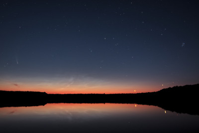 2020_07_18M_0304MESZ_SD15_14mm_Brueckenthinsee_Neowise_NLC_Mond_Venus_1448_Da2___1400x933pix.jpg