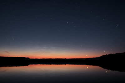 2020_07_18M_0311MESZ_SD15_14mm_Brueckenthinsee_Neowise_NLC_Mond_Venus_1453_Aa4___1400x933pix.jpg