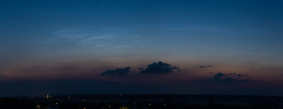 09.06.2021, 23:11 MESZ - Sonnenstand bei -9,3° - NLC-Felder von WNW-N: Das WNW-Feld unten links (abgeschnitten), das &quot;hohe Feld&quot; zentral im Bild (Panorama aus 3x50mm, Kleinbild, minimal zugeschnitten)