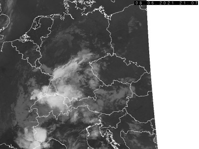 Abb. 2: Satellitenbild (Infrarot) von NOAA 18 vom 08.06.2021, 23.07 MESZ.<br />Bildquelle: Czech Hydrometeorological Institute, lizenziert unter https://creativecommons.org/licenses/by-nc-nd/3.0/cz/deed.de
