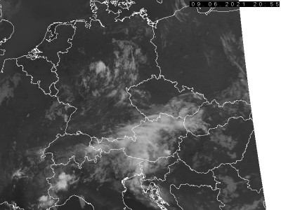 Abb. 2: Satellitenbild (Infrarot) von NOAA 18 vom 09.06.2021, 22.55 MESZ. Bildquelle: Czech Hydrometeorological Institute, lizenziert unter https://creativecommons.org/licenses/by-nc-nd/3.0/cz/deed.de