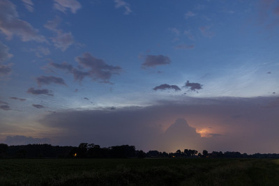 24 mm, f/3.2, ISO 800, 5.0 s<br />Uhrzeit: 23:32 Uhr MESZ<br />Die Ausrichtung der Kamera ist nach NWzW<br />Höhe: ca. 25°<br />Ausdehnung: Unbekannt<br />Helligkeit: Unbekannt