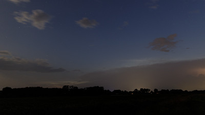 24 mm, f/2.8, ISO 400, 10.0 s<br />Uhrzeit: 0:03 Uhr MESZ<br />Richtung: WNW<br />Höhe: ca. 7°<br />Ausdehnung: Unbekannt<br />Helligkeit: Unbekannt