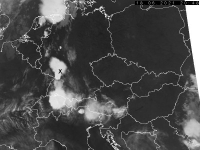 Abb. 2: Satellitenbild (Infrarot) von NOAA 18 vom 18.06.2021, 22.48 MESZ. Der im Text erwähnte Gewitterkomplex ist durch ein &quot;X&quot; markiert.<br />Bildquelle: Czech Hydrometeorological Institute, lizenziert unter https://creativecommons.org/licenses/by-nc-nd/3.0/cz/deed.de