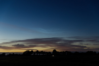 50 mm, f/2.8, ISO 800, 1.3 s<br />Aufnahmezeit: 23:30 Uhr MESZ<br />Richtung: 5° N, Ausdehnung unbekannt<br />Höhe: bis 13°<br />Helligkeit: H1
