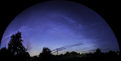 Hemmingstedt: 9 Bilder hochkant von 23:25MESZ (NIKON D5300   DX10mm   2,5sec   f/4,0   ISO400); mit Image Composite Editor in orthographischer Projektion als Pano; West (links) Ost (rechts)